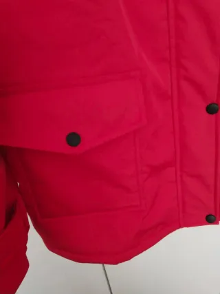 Abrigo rojo con capucha