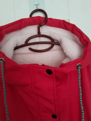 Abrigo rojo con capucha
