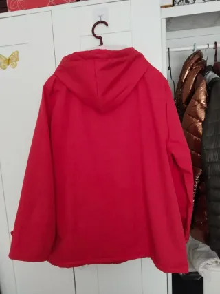 Abrigo rojo con capucha