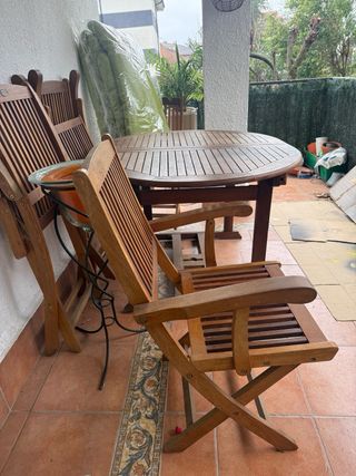 Mesa de teca y sillas