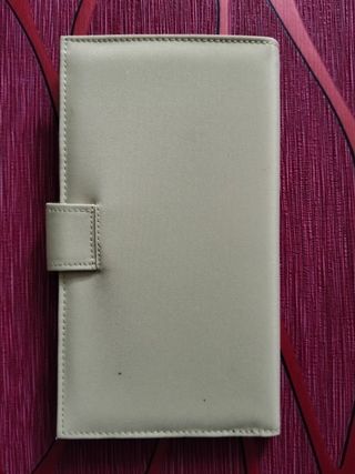 Cartera crema con múltiples compartimentos