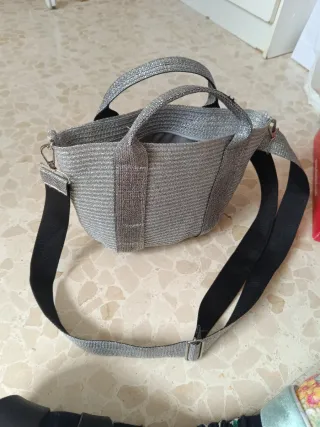 Bolso plateado con correa