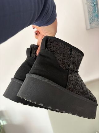 Botas Estilo Ugg Lentejuelas Negras y Plateadas