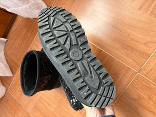 Botas Estilo Ugg Lentejuelas Negras y Plateadas