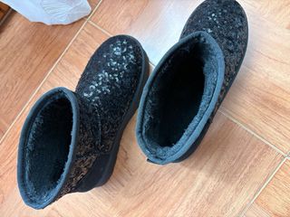 Botas Estilo Ugg Lentejuelas Negras y Plateadas