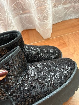 Botas Estilo Ugg Lentejuelas Negras y Plateadas