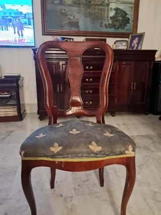 Seis sillas de salón clásicas de caoba