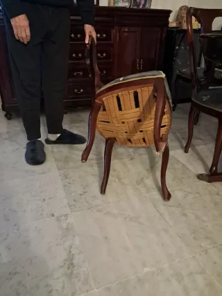 Seis sillas de salón clásicas de caoba