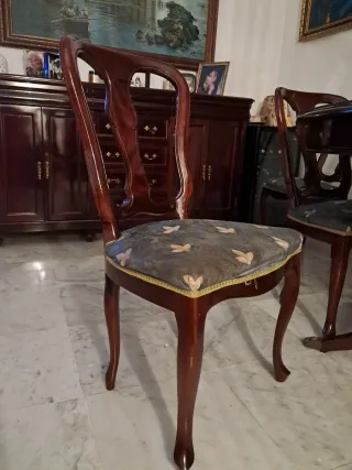 Seis sillas de salón clásicas de caoba
