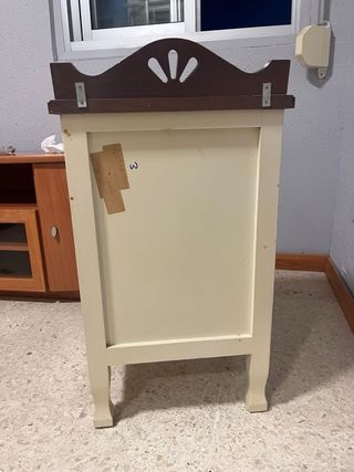 Mesita de noche de madera