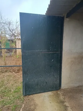 Puerta de cuadra de madera maciza y meta.