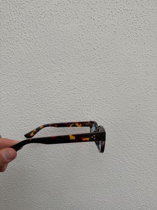 Occhiali da sole tartarugati con lenti azzurre