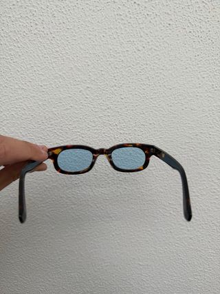 Occhiali da sole tartarugati con lenti azzurre