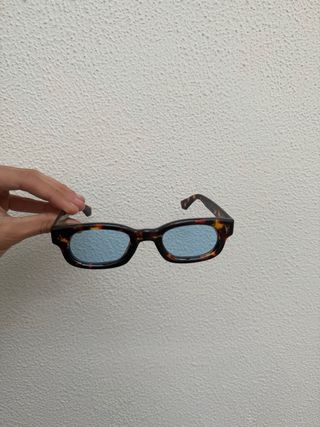 Occhiali da sole tartarugati con lenti azzurre