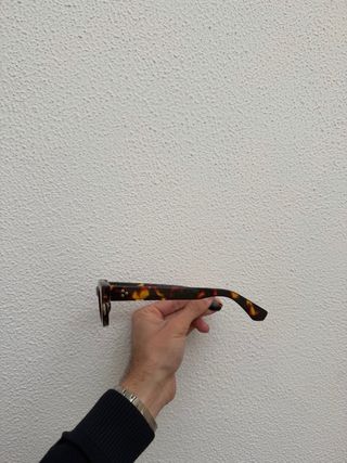 Occhiali da sole tartarugati con lenti azzurre