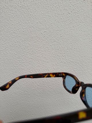 Occhiali da sole tartarugati con lenti azzurre