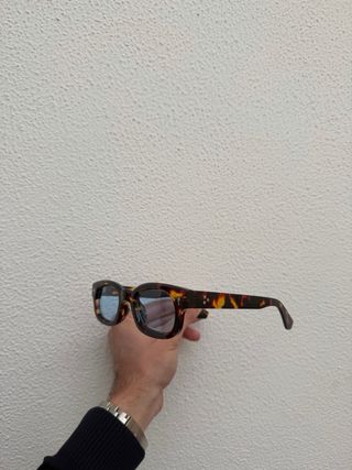 Occhiali da sole tartarugati con lenti azzurre