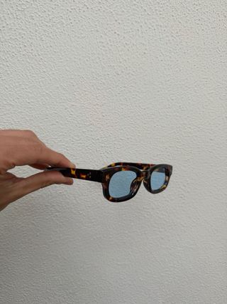 Occhiali da sole tartarugati con lenti azzurre