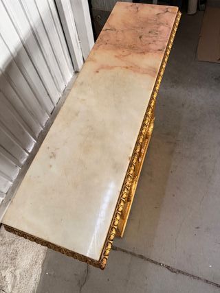 Consola con detalles de mármol