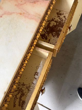 Consola con detalles de mármol