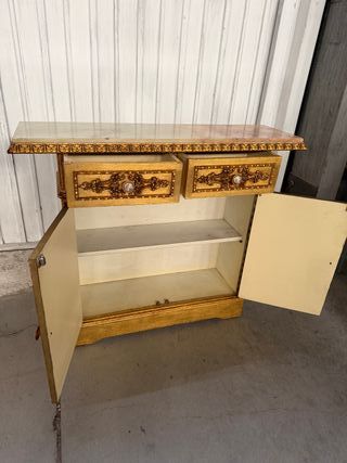 Consola con detalles de mármol