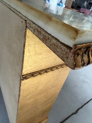 Consola con detalles de mármol