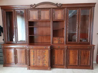 Mueble de salón de madera con vitrinas