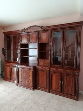 Mueble de salón de madera con vitrinas