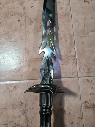 Daga de fantasía con diseño intrincado