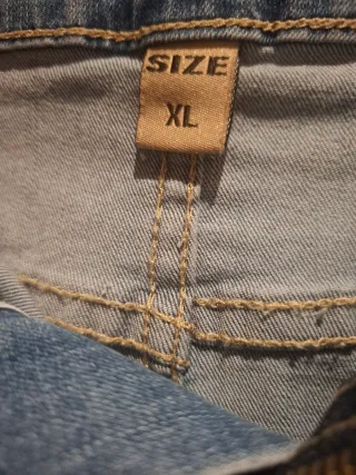 Falda vaquera desgastada