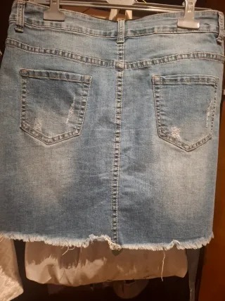 Falda vaquera desgastada