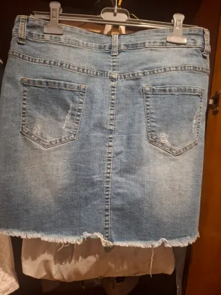 Falda vaquera desgastada
