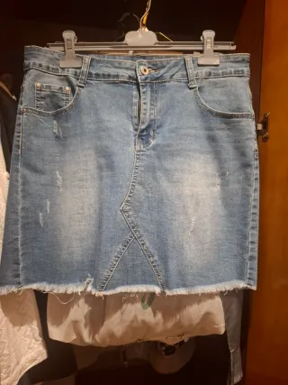 Falda vaquera desgastada