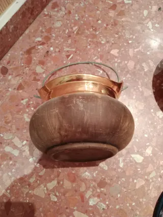 Jarrón de cerámica marrón y dorado