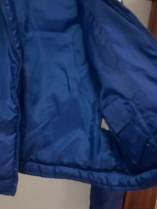 Abrigo azul y blanco