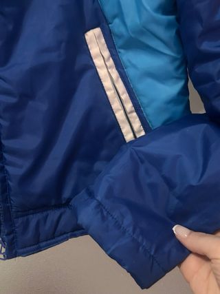 Abrigo azul y blanco