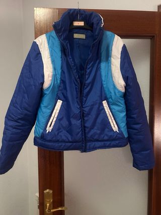 Abrigo azul y blanco