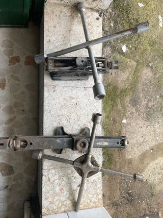 Gato y llave cruceta coche