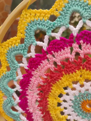 Mandala de crochet artesanal