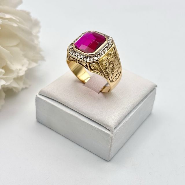 Anillo oro 18kt con gema fucsia y circonitas