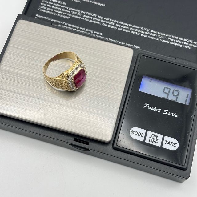 Anillo oro 18kt con gema fucsia y circonitas