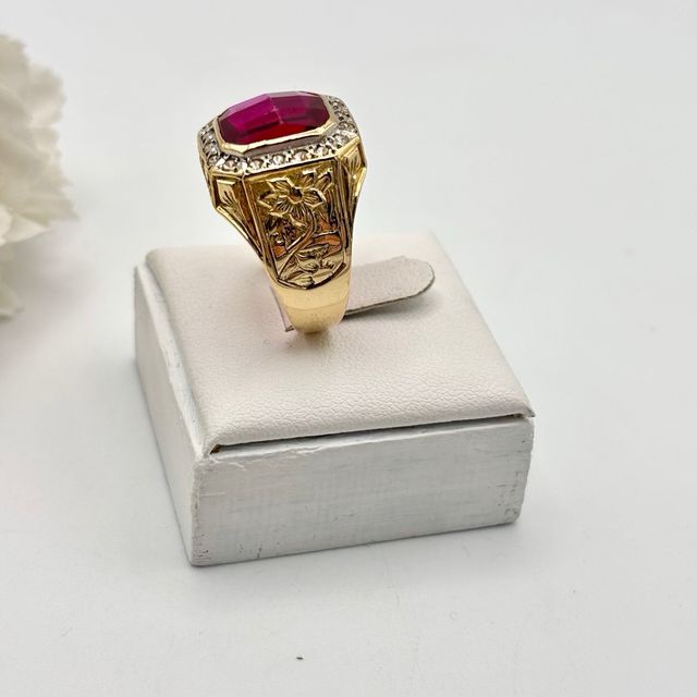 Anillo oro 18kt con gema fucsia y circonitas