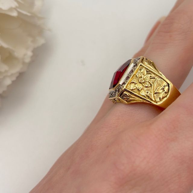 Anillo oro 18kt con gema fucsia y circonitas