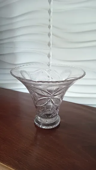 Jarrón antiguo de cristal tallado