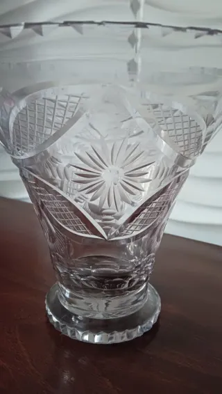 Jarrón antiguo de cristal tallado