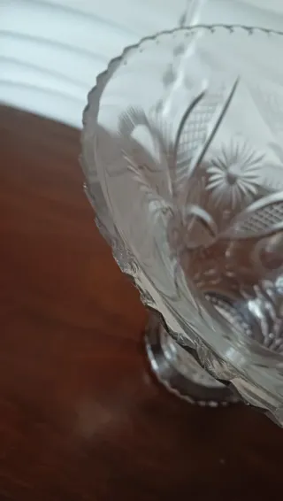 Jarrón antiguo de cristal tallado