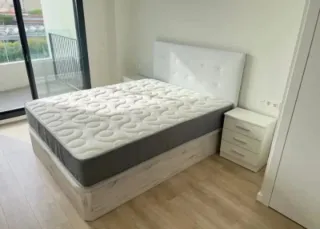 Canapé abatible blanco y gris