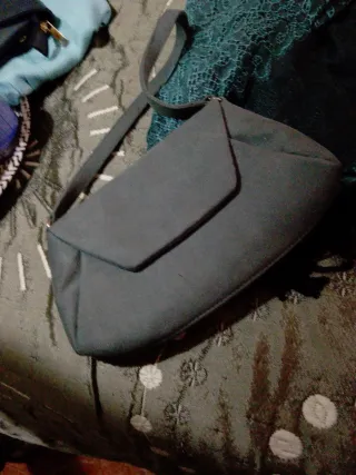 Bolso gris con fular verde