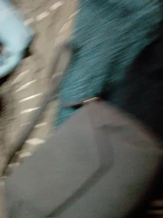 Bolso gris con fular verde