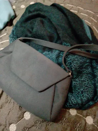 Bolso gris con fular verde